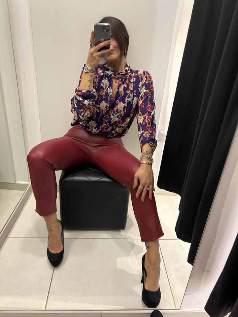 Pantalone in ecopelle con zip laterale Akè D346