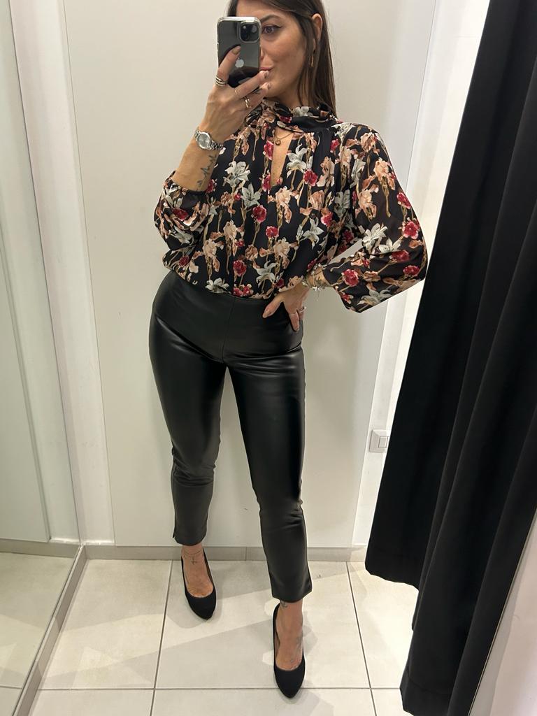 Pantalone in ecopelle con zip laterale Akè D346