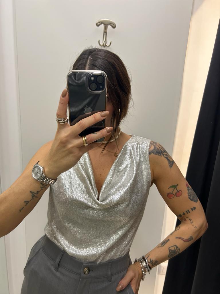 Top effetto metallico con collo a bavero Akè 9404