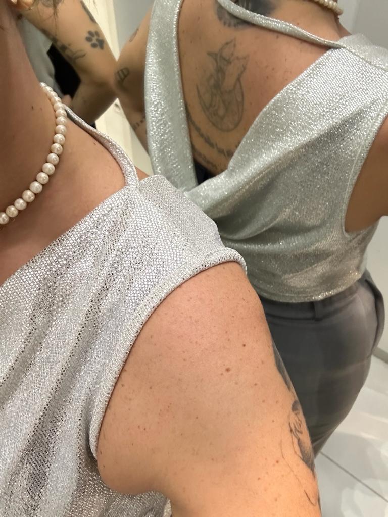 Top effetto metallico con collo a bavero Akè 9404
