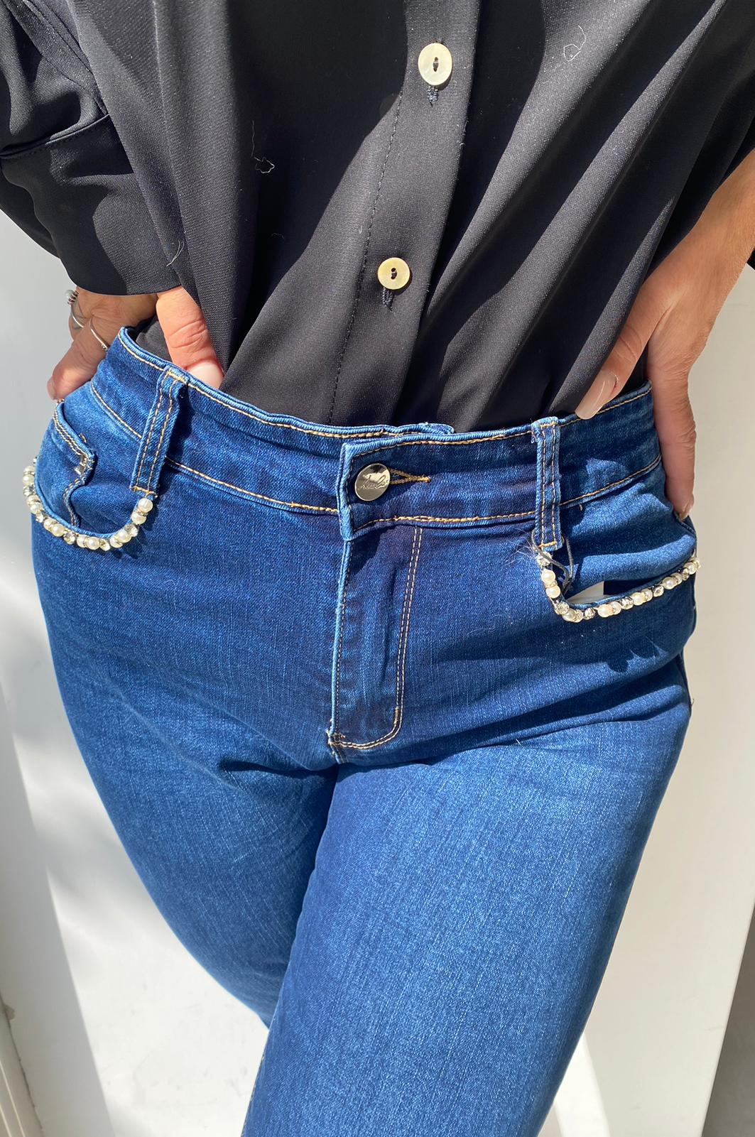 Jeans zampa elastico lavaggio scuro dettaglio gioiello sulla tasca Lizalù 1072