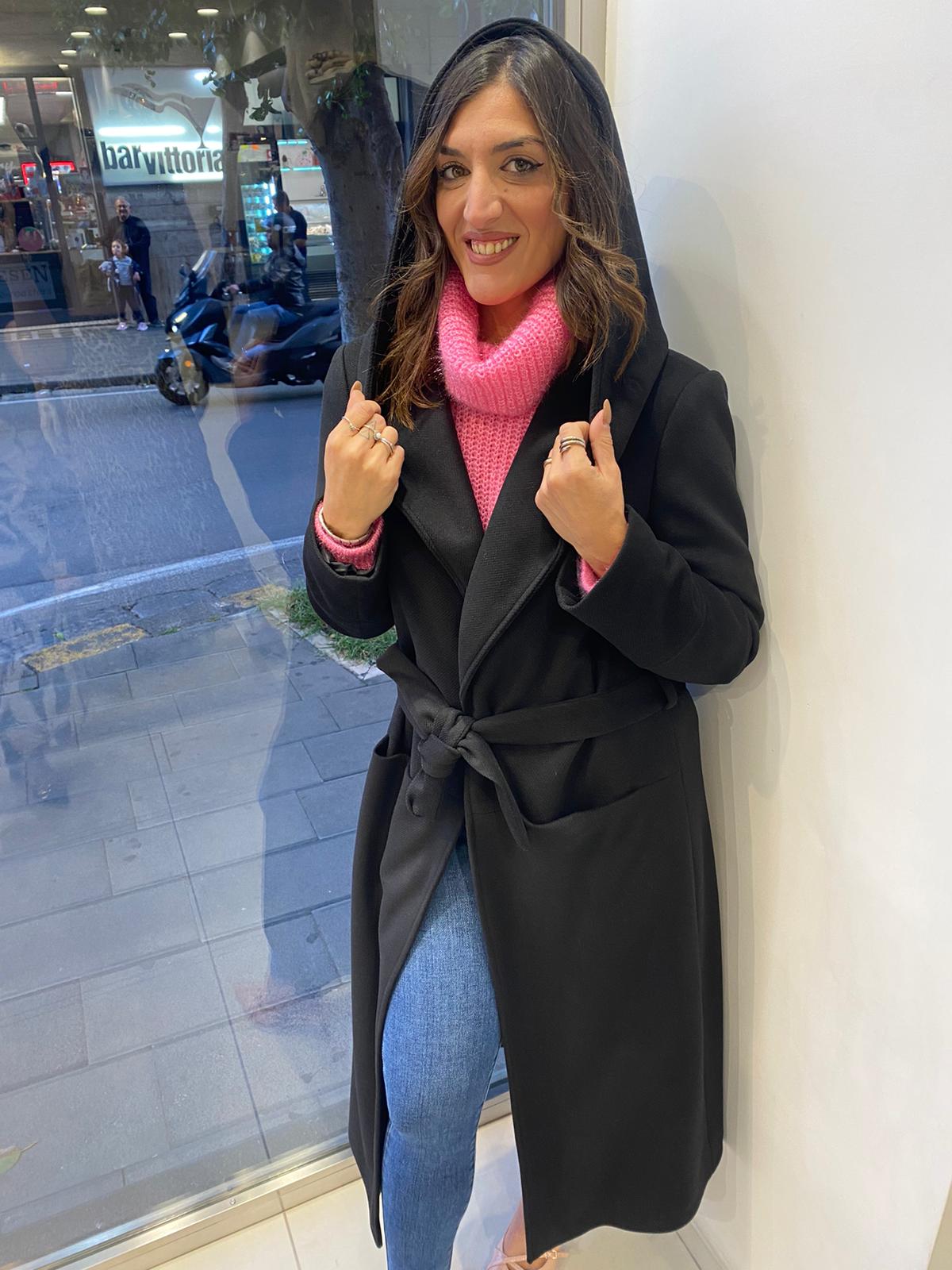 Cappotto modello accappatoio con cappuccio Lizalù E116