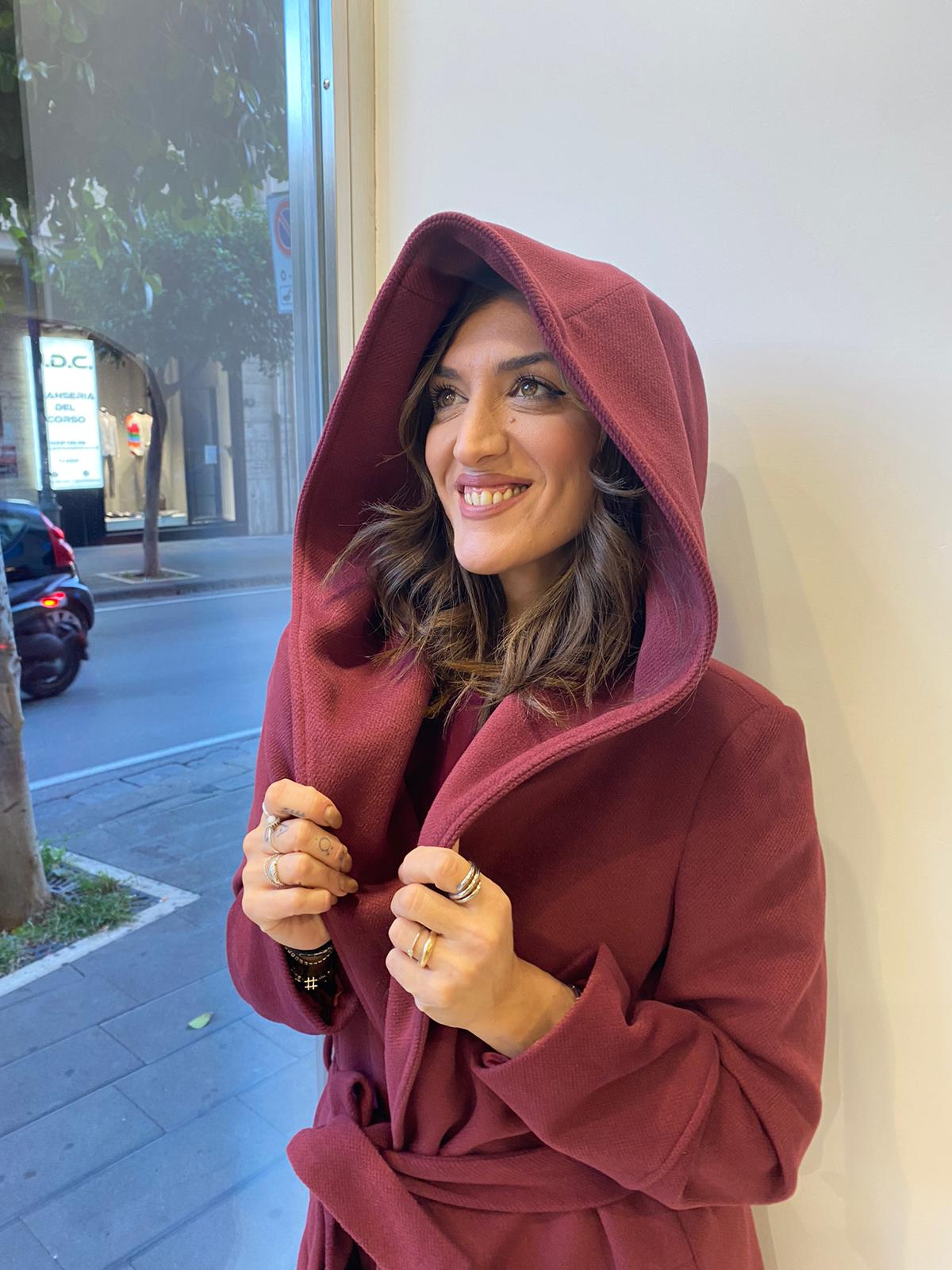Cappotto modello accappatoio con cappuccio Lizalù E116