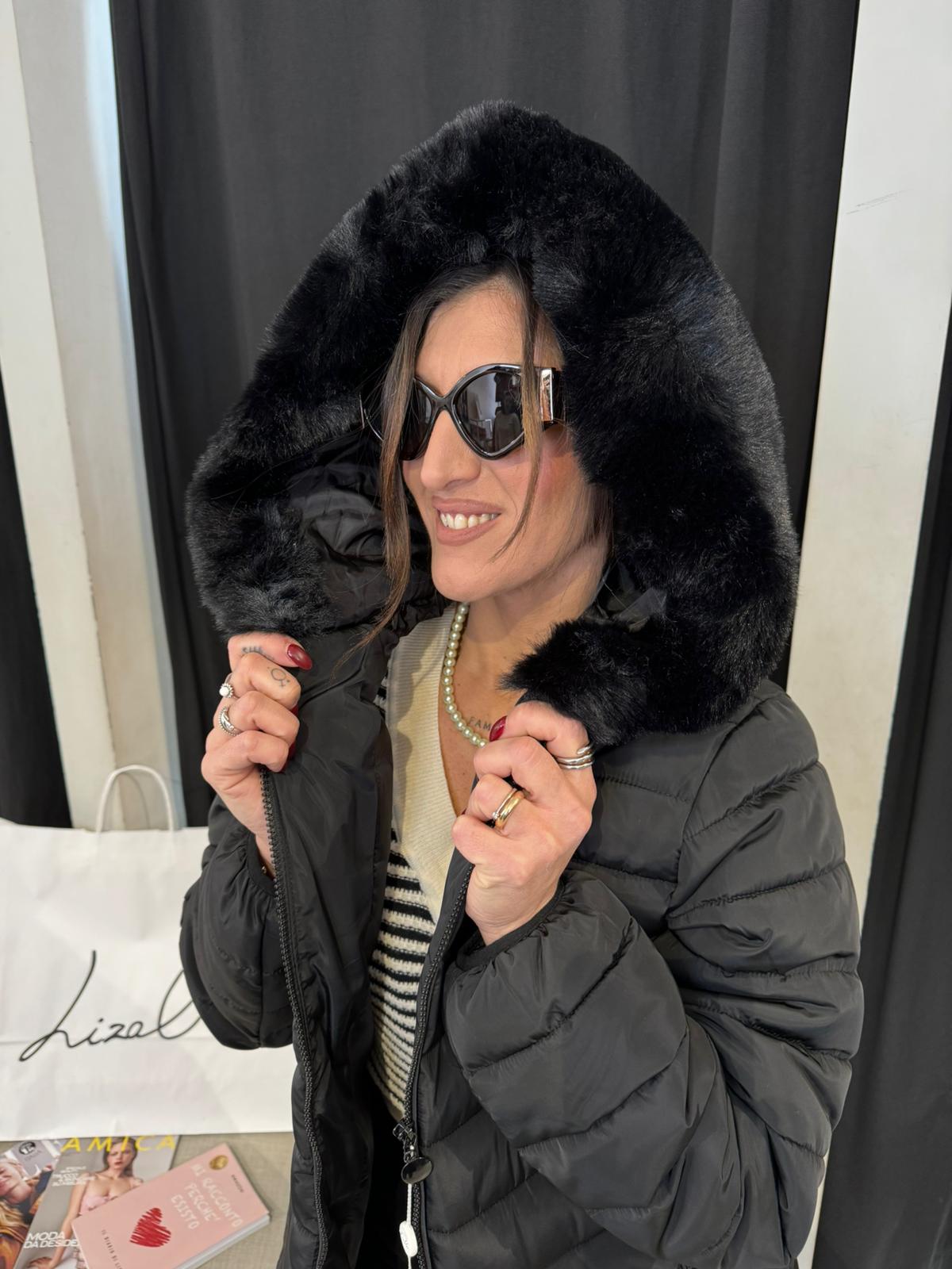 Piumino  trapuntato con tasche felpate e cappuccio ecopelliccia Lizalù 2363