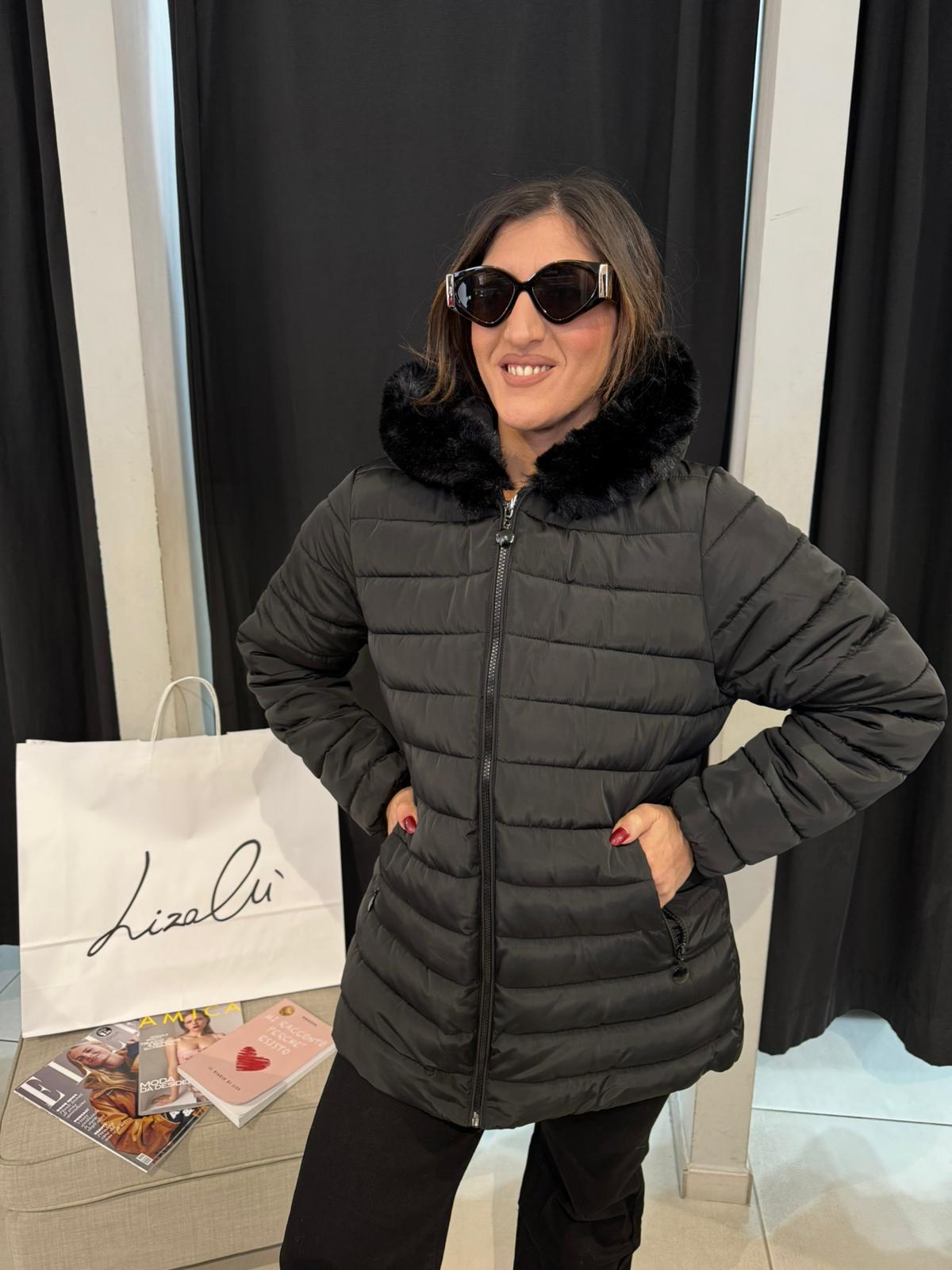 Piumino  trapuntato con tasche felpate e cappuccio ecopelliccia Lizalù 2363