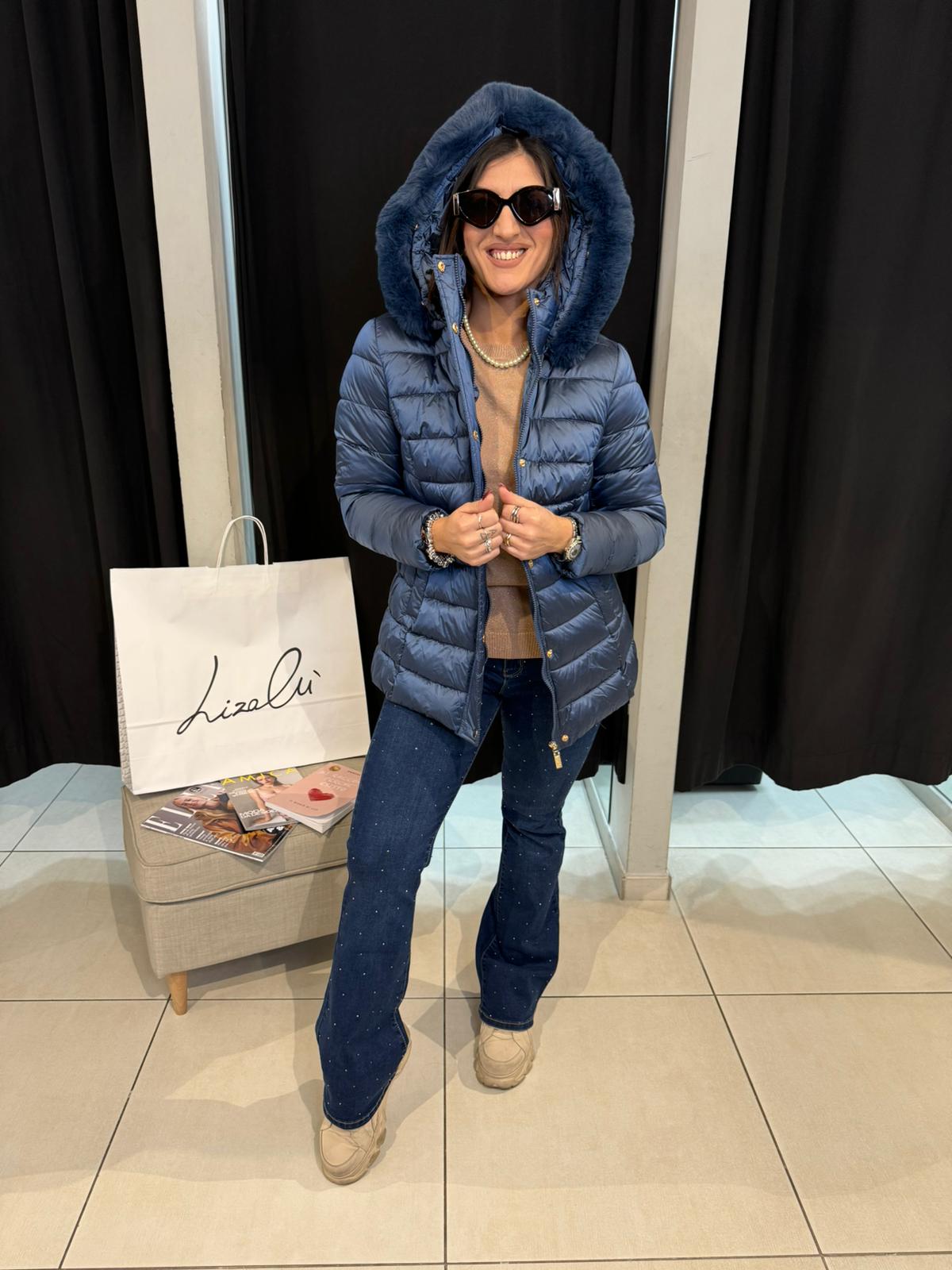 Piumino corto con cappuccio in ecopelliccia Lizalù 3070