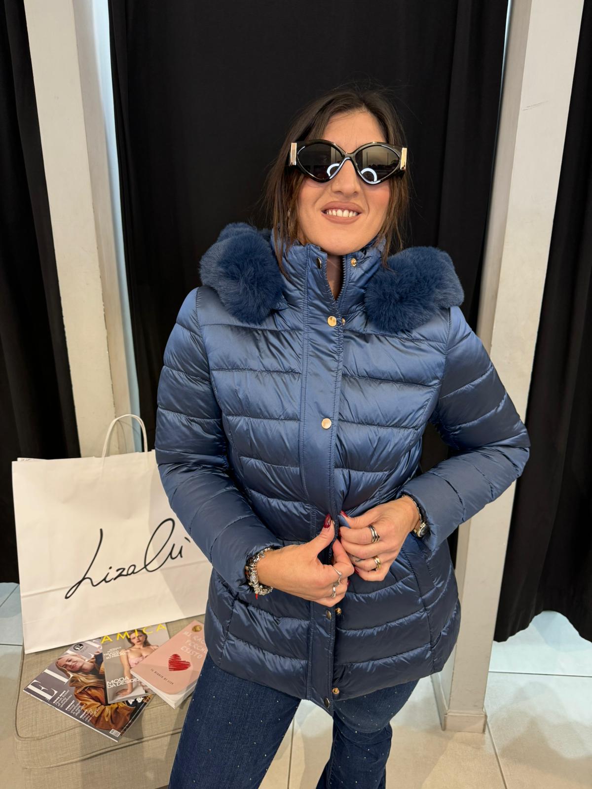 Piumino corto con cappuccio in ecopelliccia Lizalù 3070