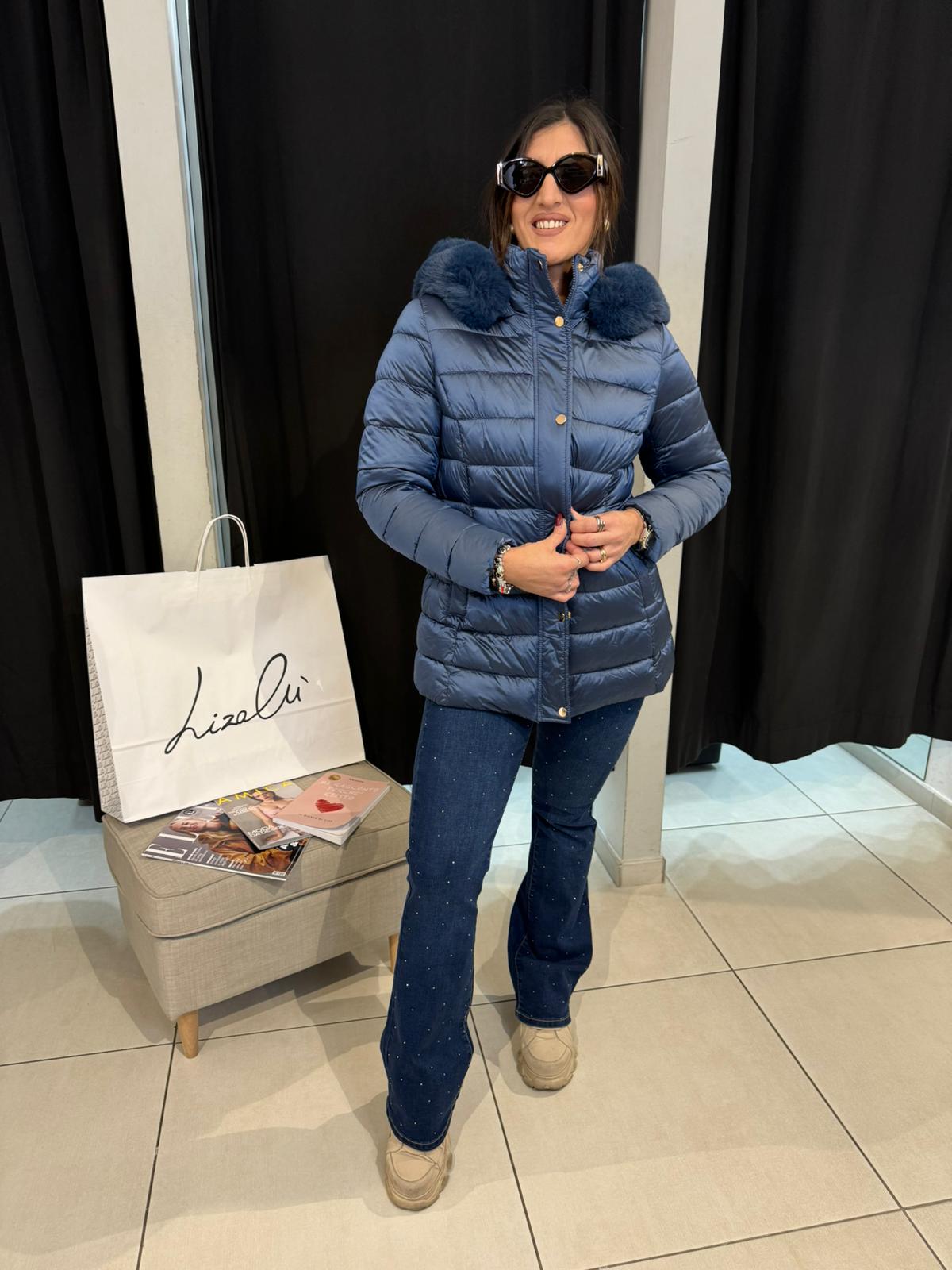 Piumino corto con cappuccio in ecopelliccia Lizalù 3070