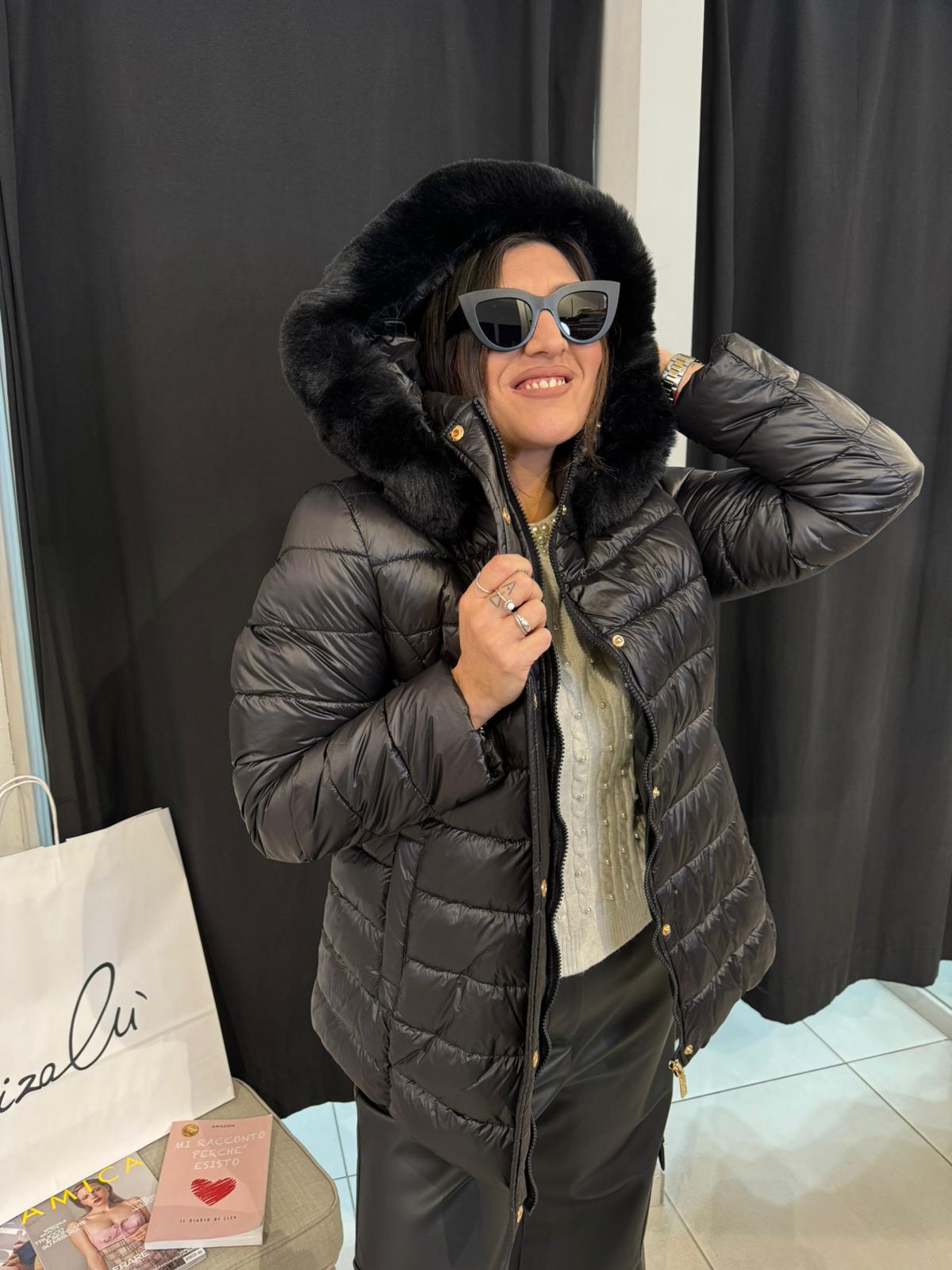 Piumino corto con cappuccio in ecopelliccia Lizalù 3070