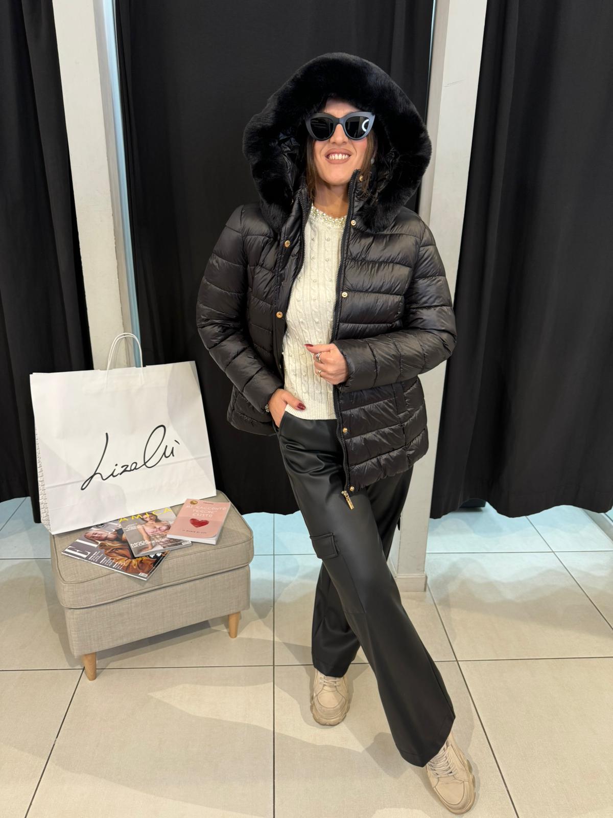 Piumino corto con cappuccio in ecopelliccia Lizalù 3070