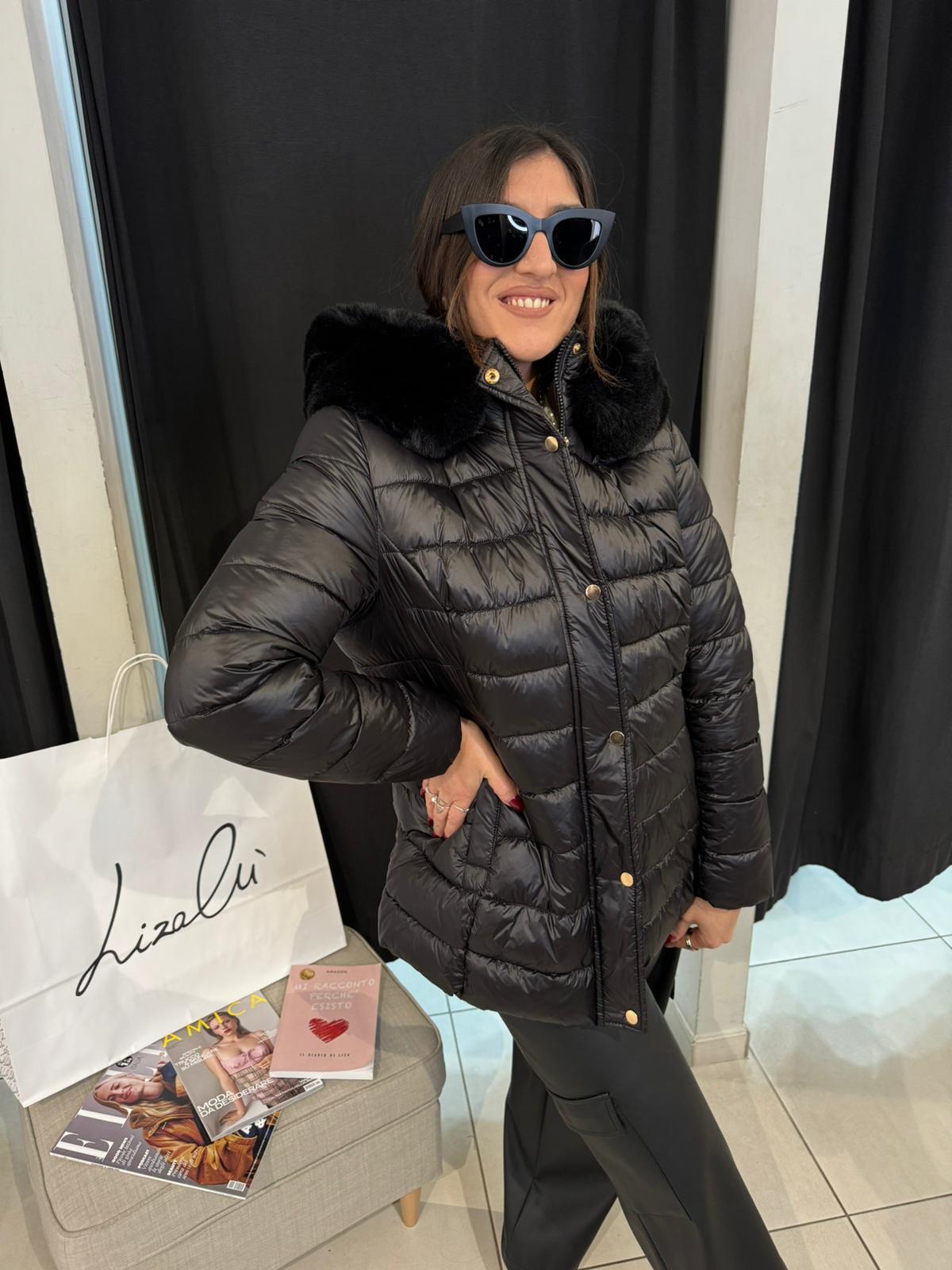 Piumino corto con cappuccio in ecopelliccia Lizalù 3070