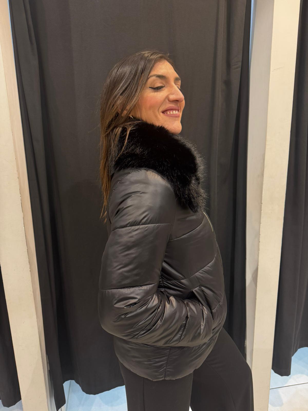 Piumino corto modello bomber con cappuccio ecopelliccia SANDRO FERRONE 3708