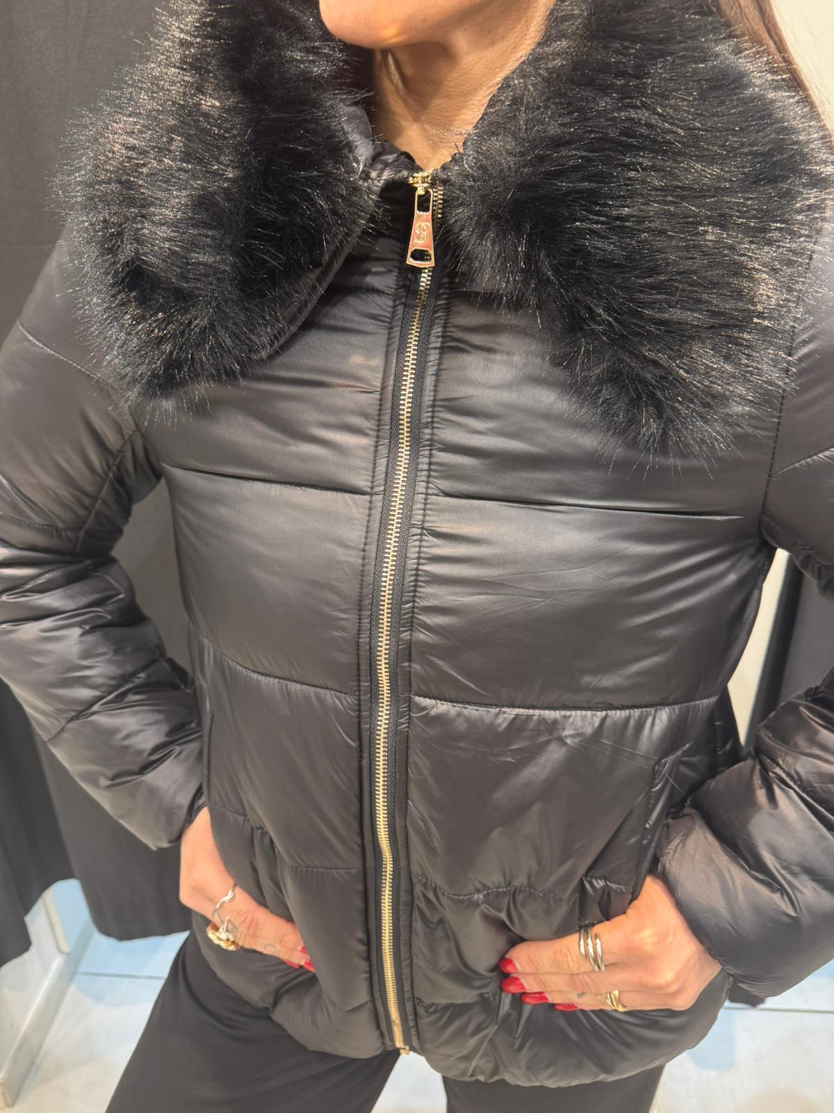 Piumino corto modello bomber con cappuccio ecopelliccia SANDRO FERRONE 3708