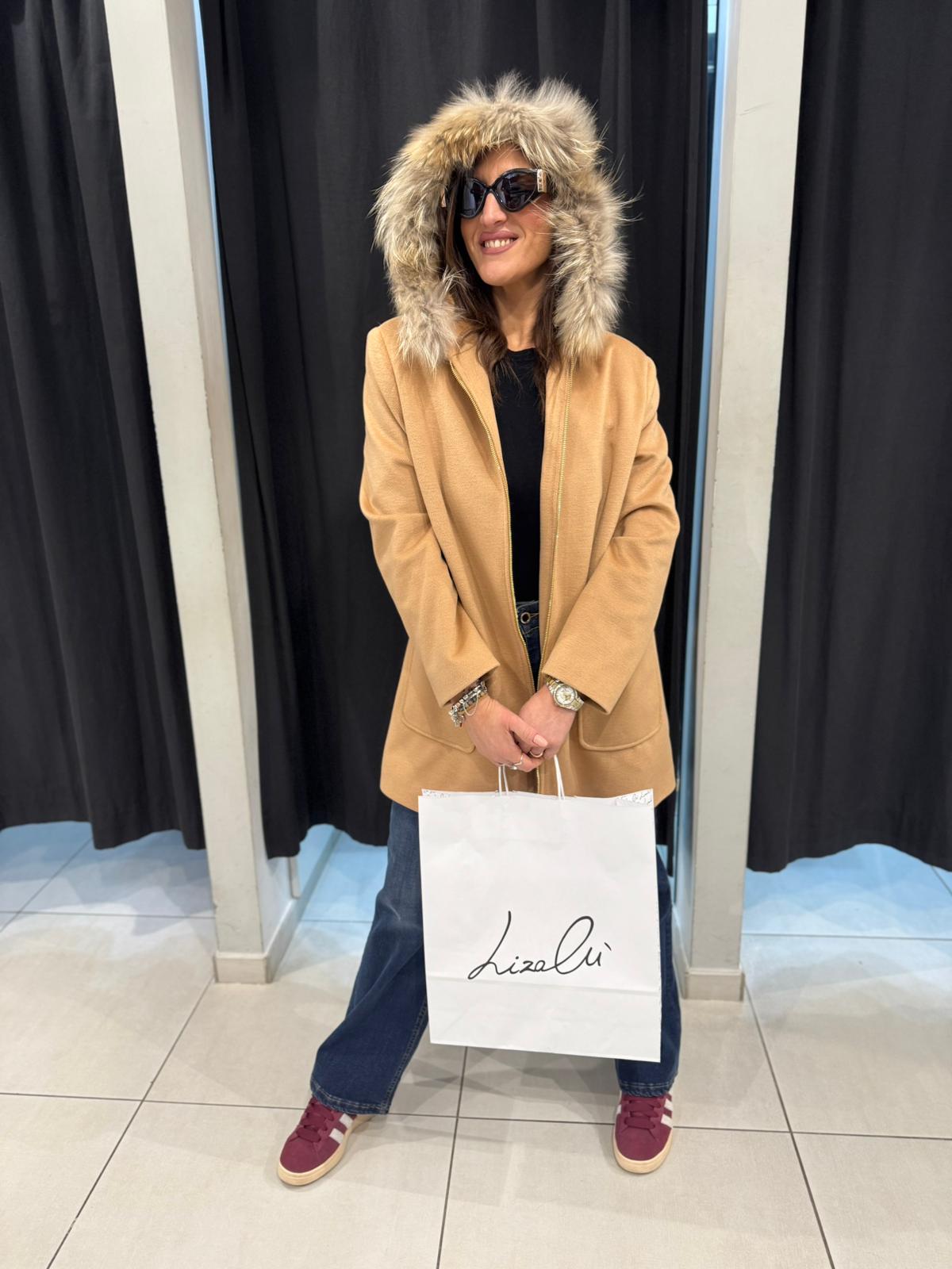 Cappotto con zip e cappuccio in ecopelliccia Lizalù A123