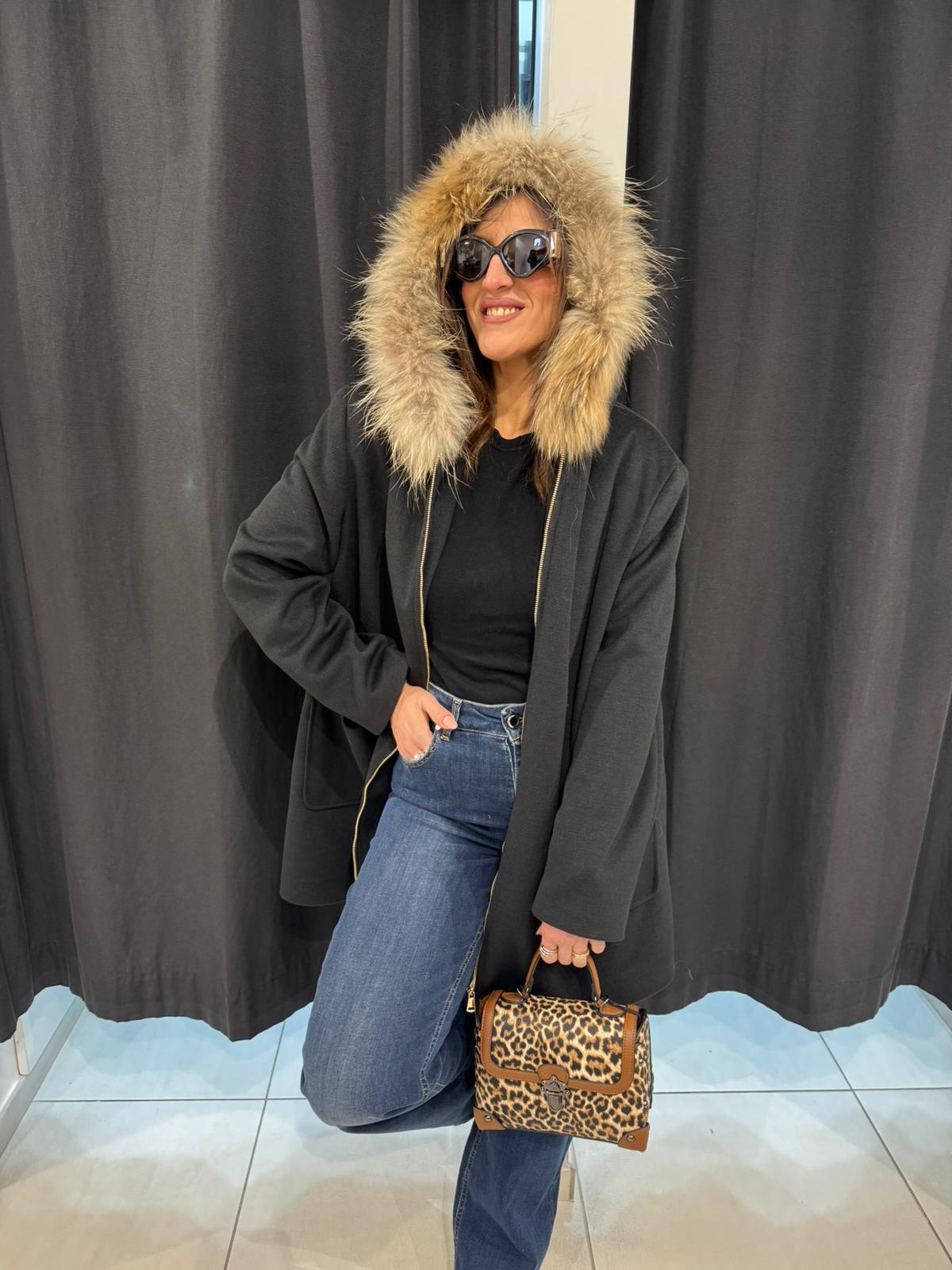 Cappotto con zip e cappuccio in ecopelliccia Lizalù A123