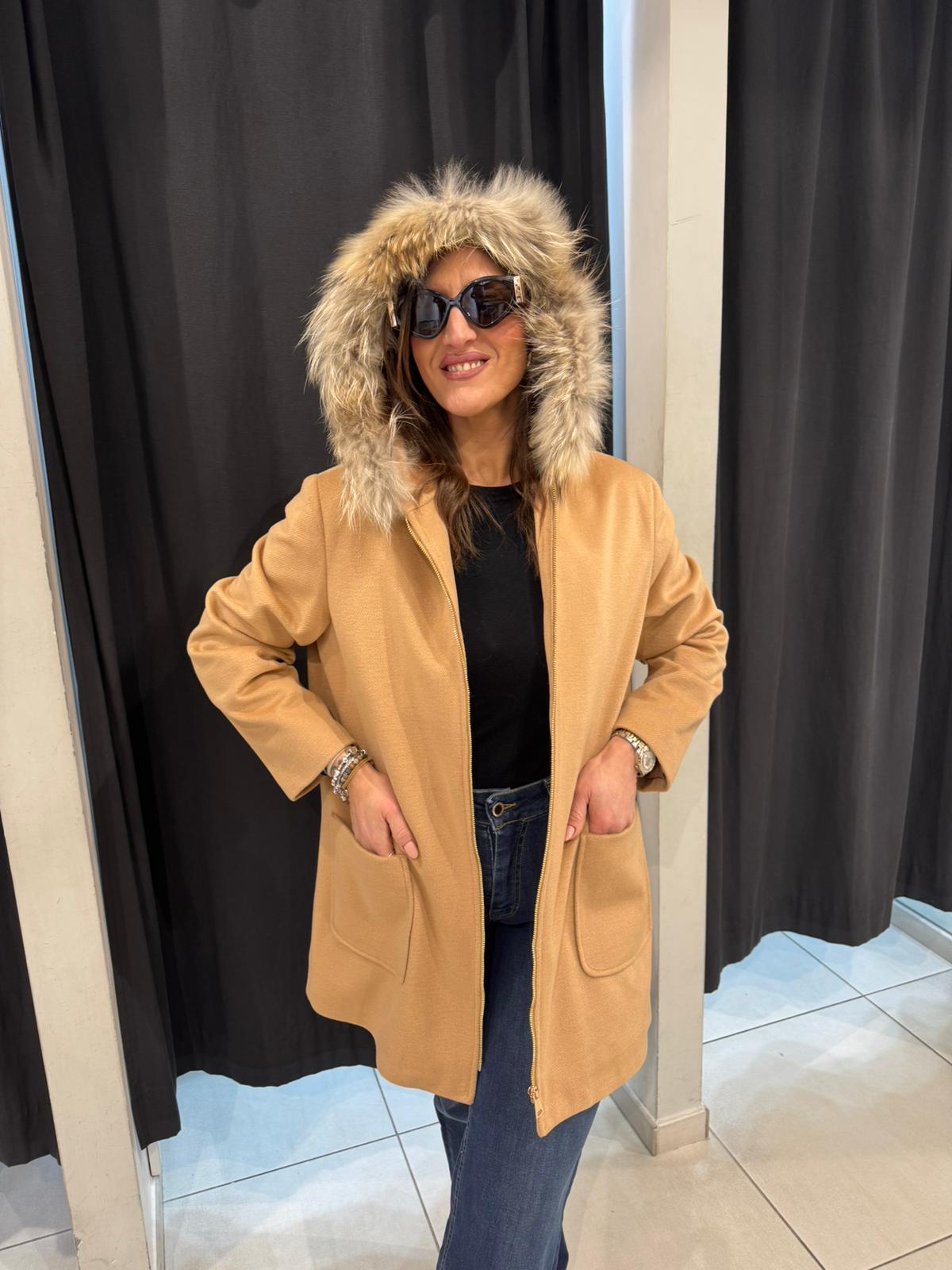 Cappotto con zip e cappuccio in ecopelliccia Lizalù A123