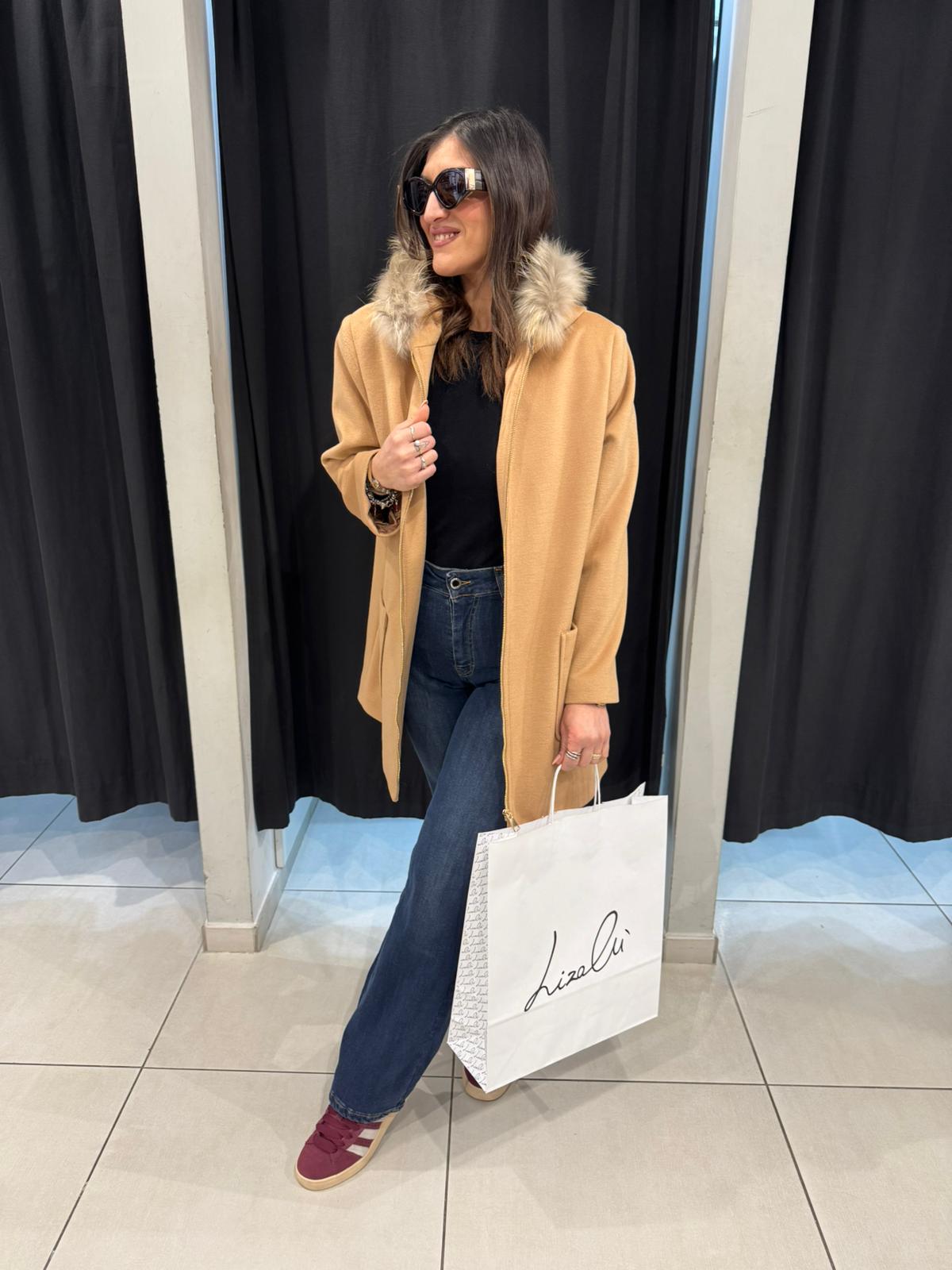 Cappotto con zip e cappuccio in ecopelliccia Lizalù A123