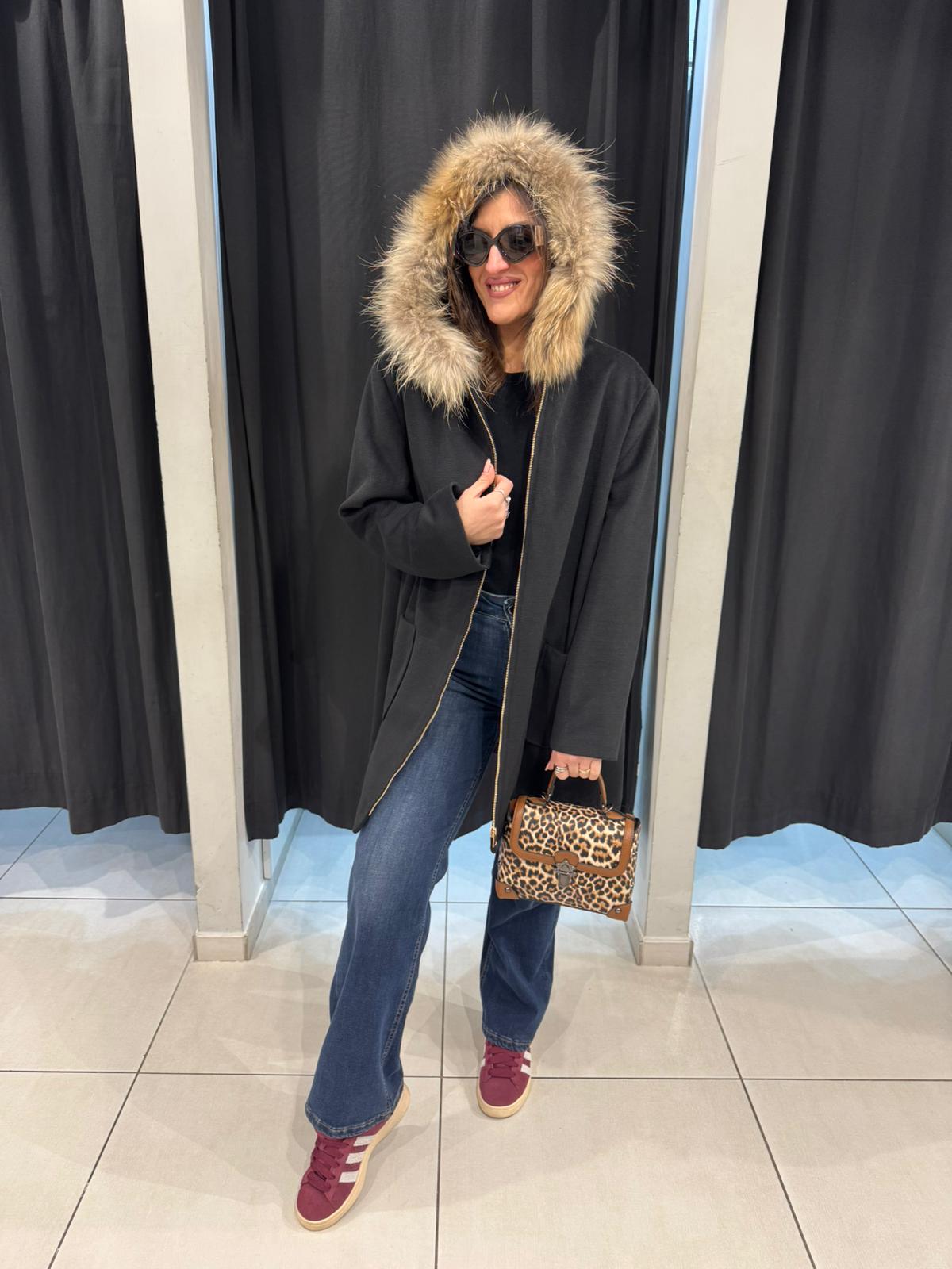 Cappotto con zip e cappuccio in ecopelliccia Lizalù A123