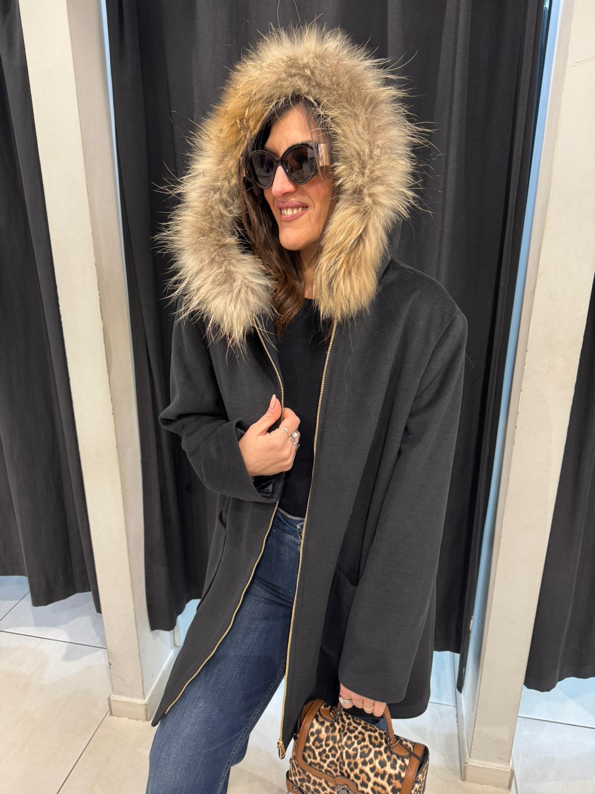 Cappotto con zip e cappuccio in ecopelliccia Lizalù A123