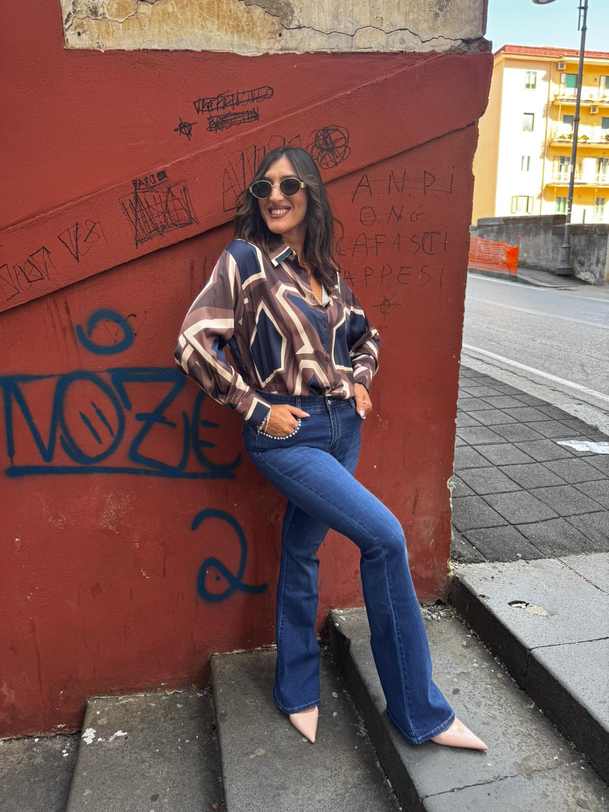 Jeans zampa elastico lavaggio scuro dettaglio gioiello sulla tasca Lizalù 1072