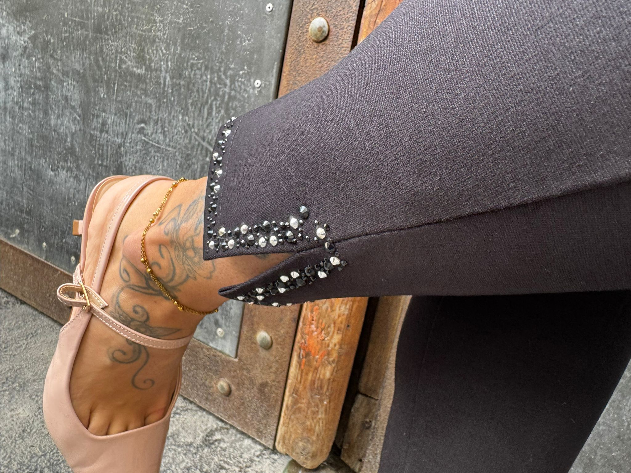 Pantalone capri punto milano con spacchetti in strass Lizalù ANNA